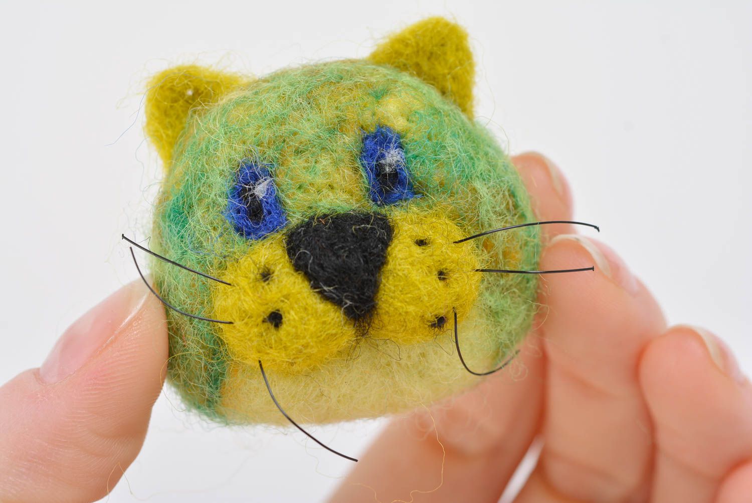 Handmade designer small funny animal brooch felted of wool head of green cat photo 4