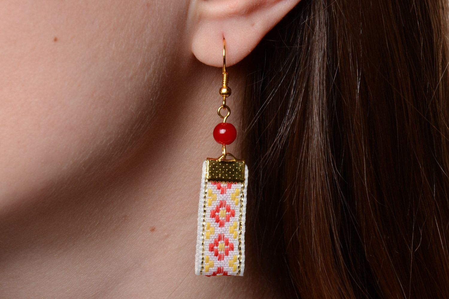 Wunderschöne farbige originelle Ohrringe aus Stoff mit ethnischem Ornament foto 5