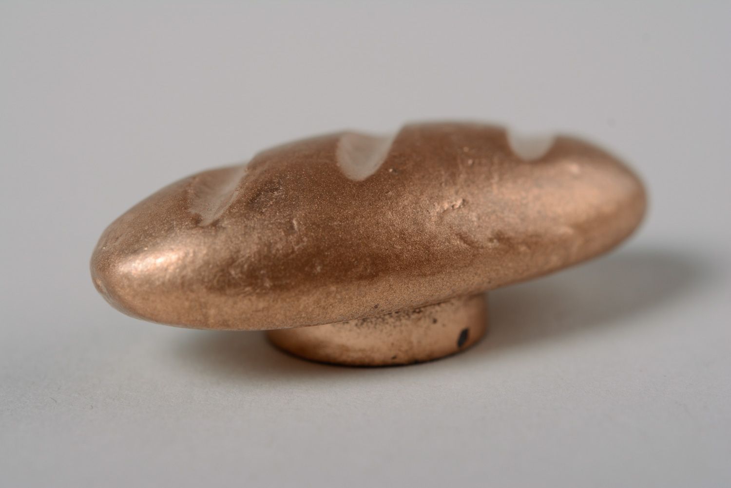 Imán de nevera artesanal con forma de pan dorado de arcilla polimérica foto 3
