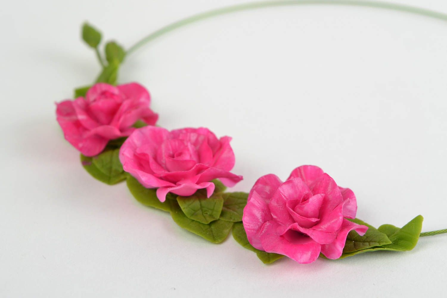 Elegant handmade cold porcelain flower necklace with pink roses photo 4