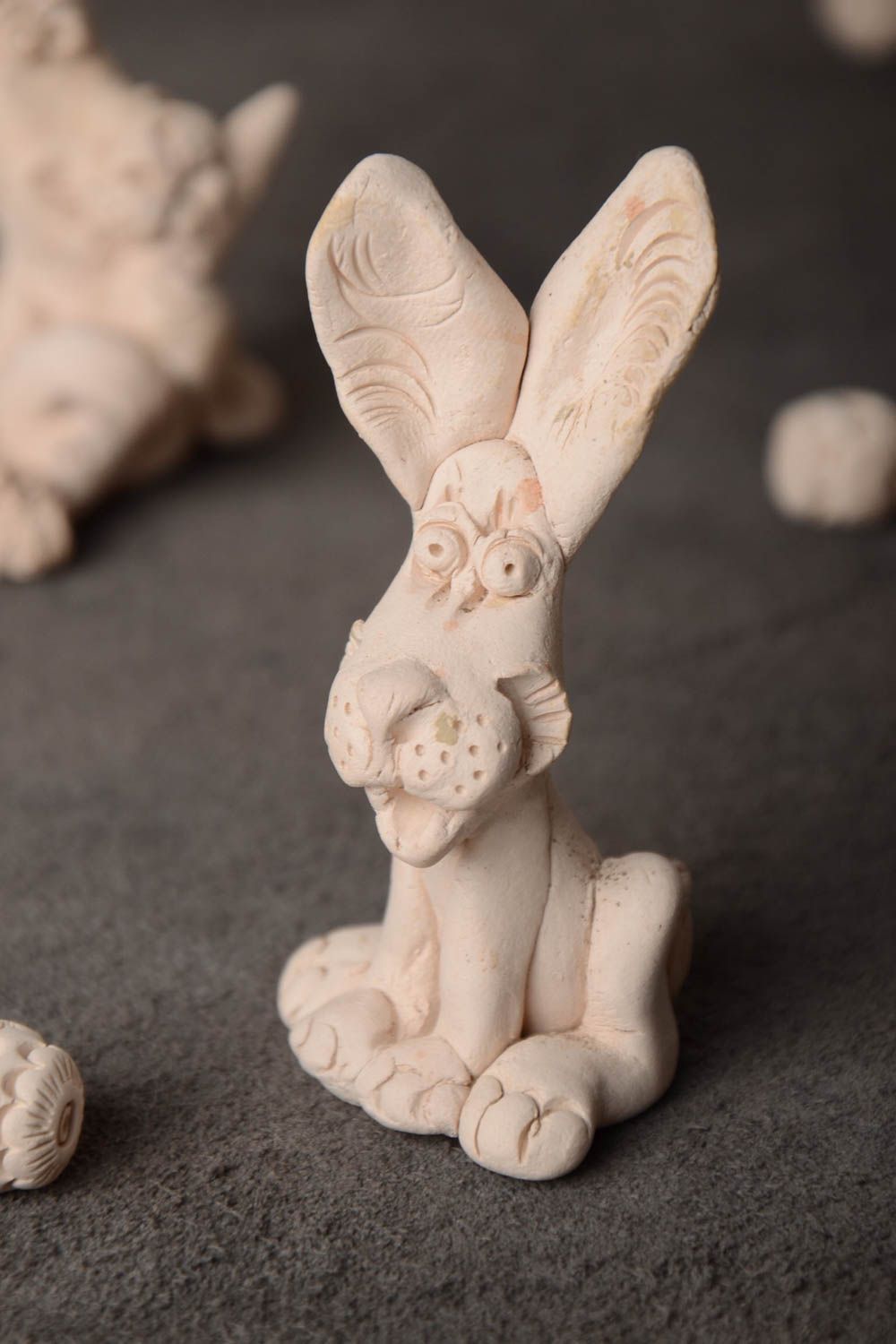 Глиняная статуэтка в виде белого зайчика вылепленная вручную для декора фото 1