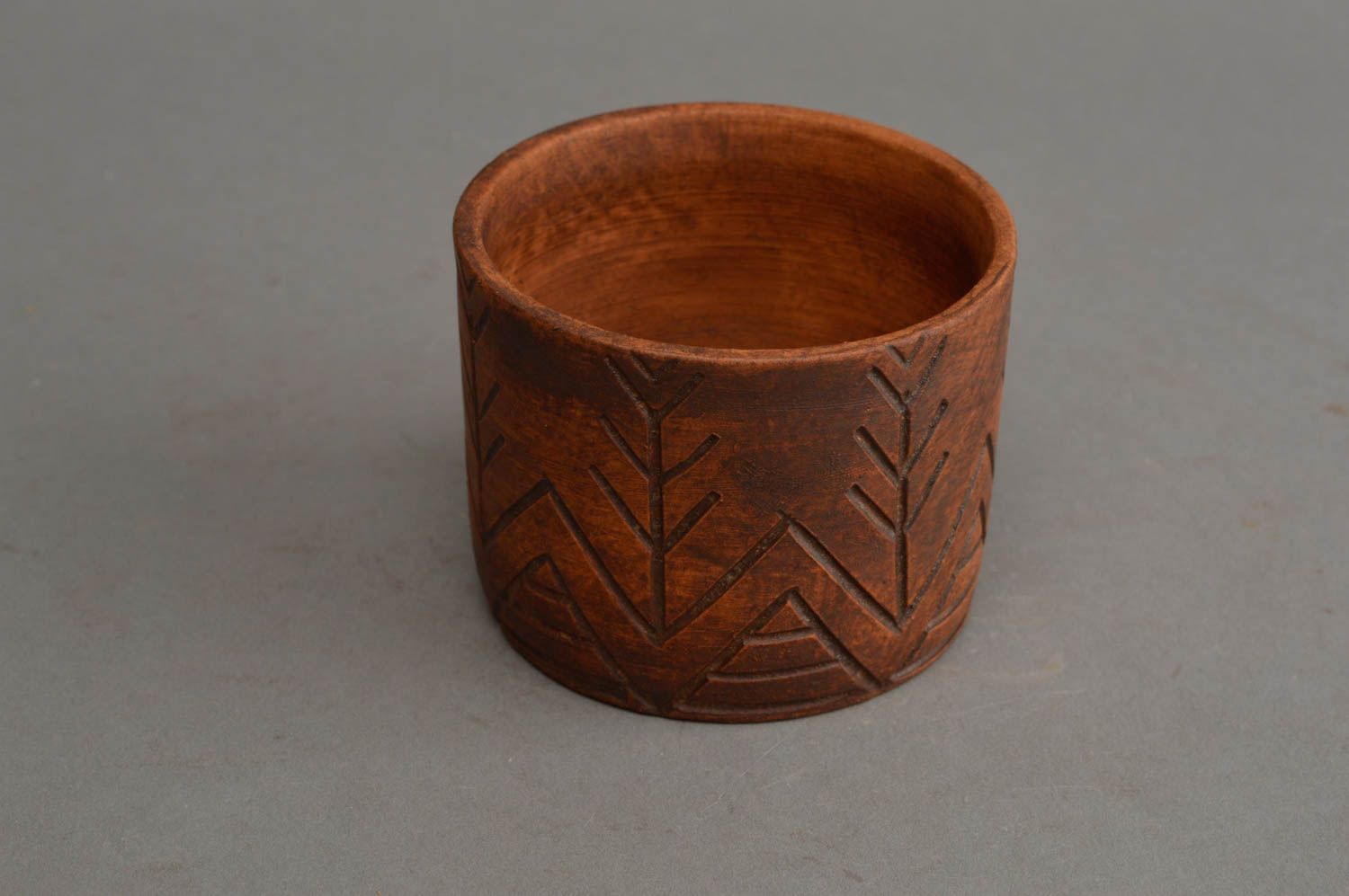 Kleiner brauner Keramik Becher mit Muster aus rotem Ton handgefertigt  foto 3