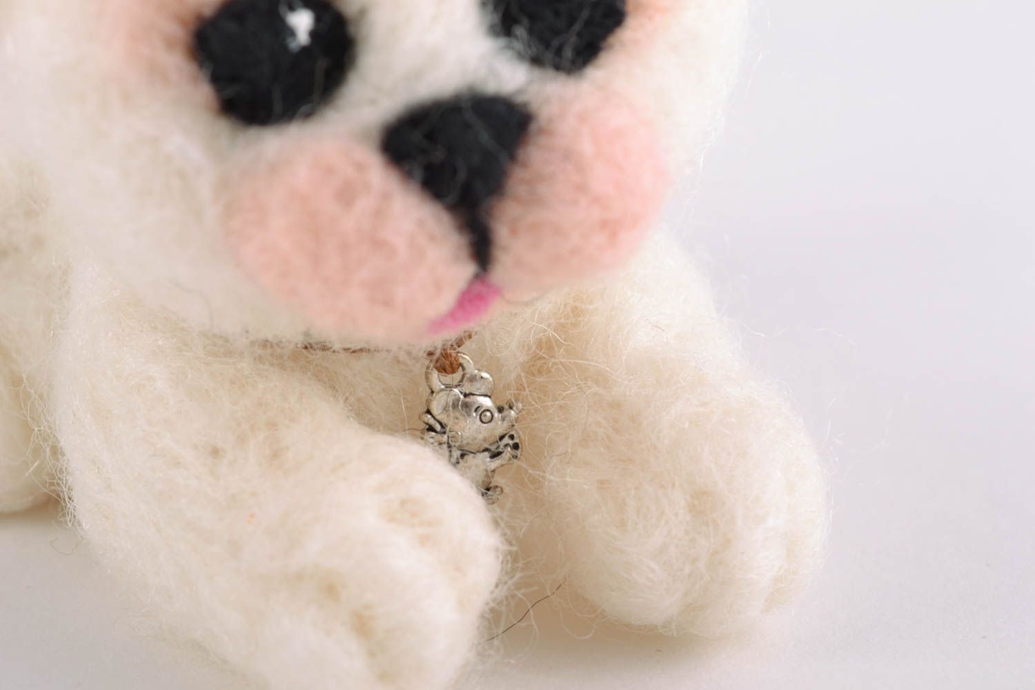 Petit jouet mou chat blanc en laine feutrée fait main cadeau pour enfant photo 4