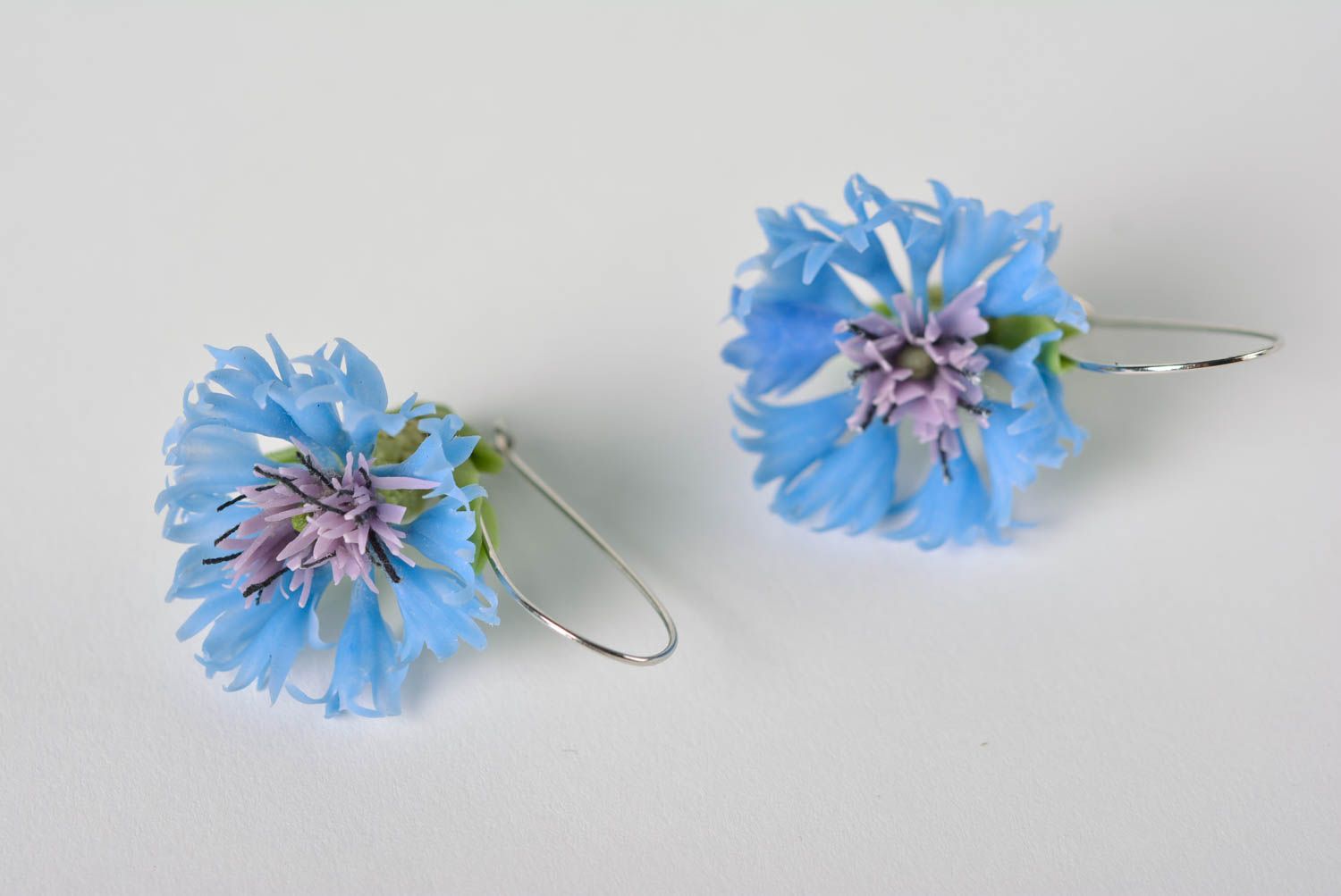 Handgemachte Ohrringe mit Blumen aus Polymerton mit Metallfurnitur Kornblumen foto 4