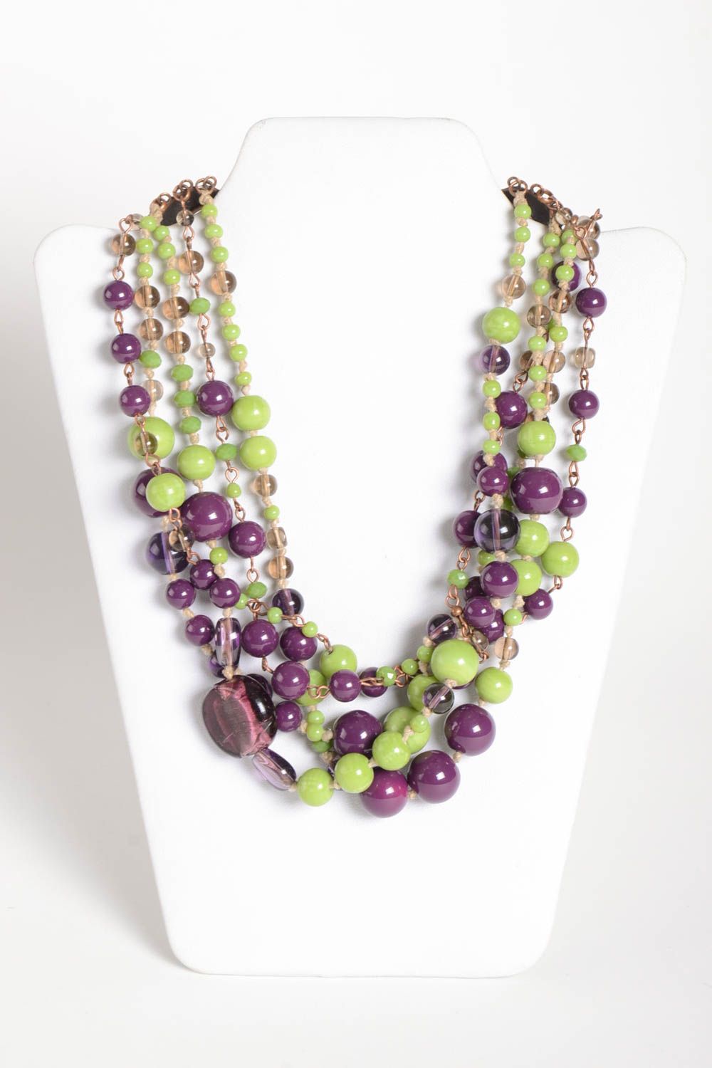 Ожерелье ручной работы элитная бижутерия колье из бусин фиолетовое с салатовым фото 2