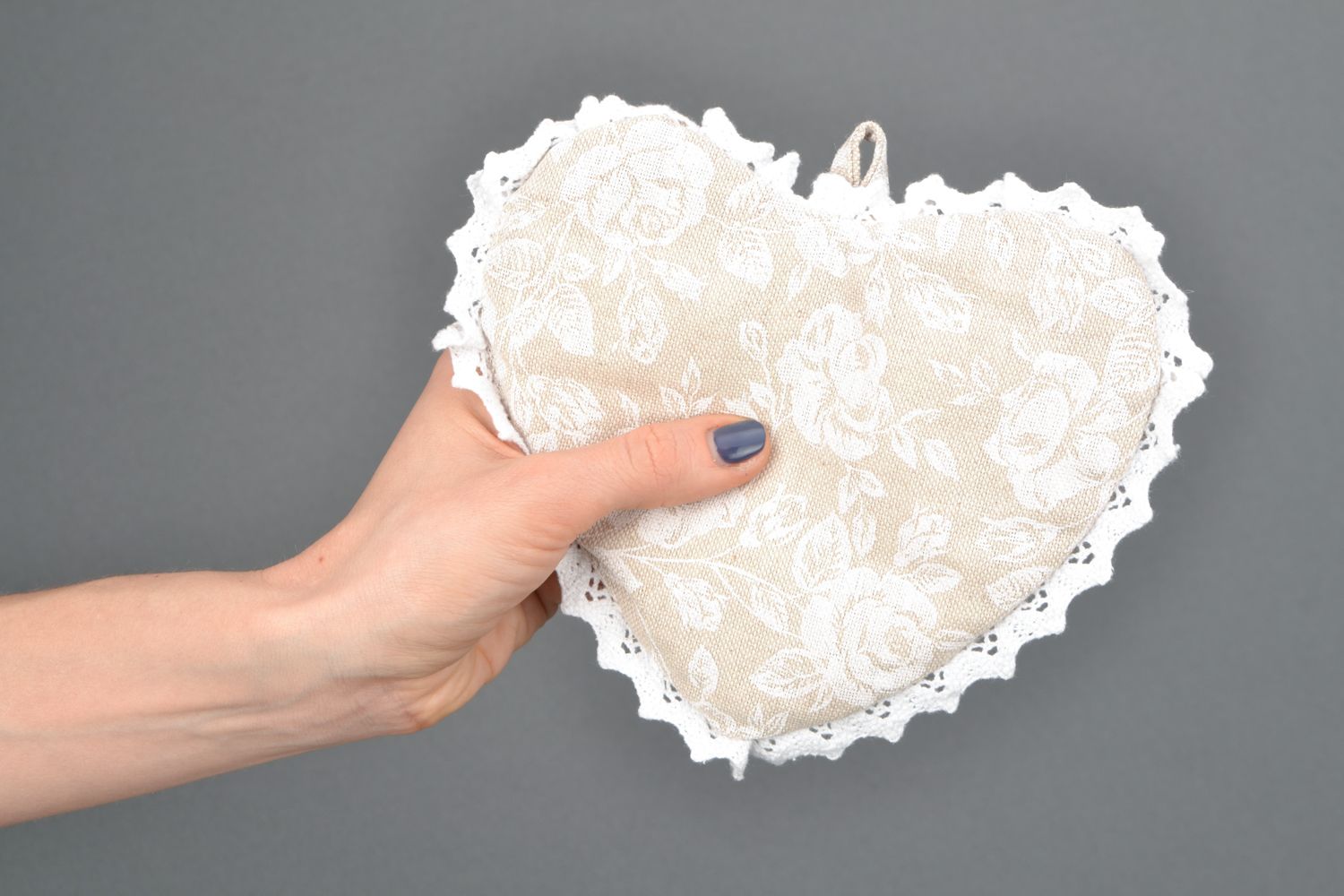 Manique coeur en tissu de coton et polyamide blanche décorée faite main  photo 1