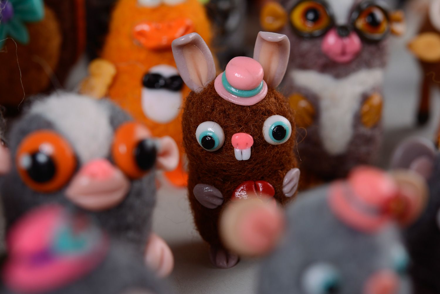 Миниатюрная валяная игрушка кролик из шерсти фото 4