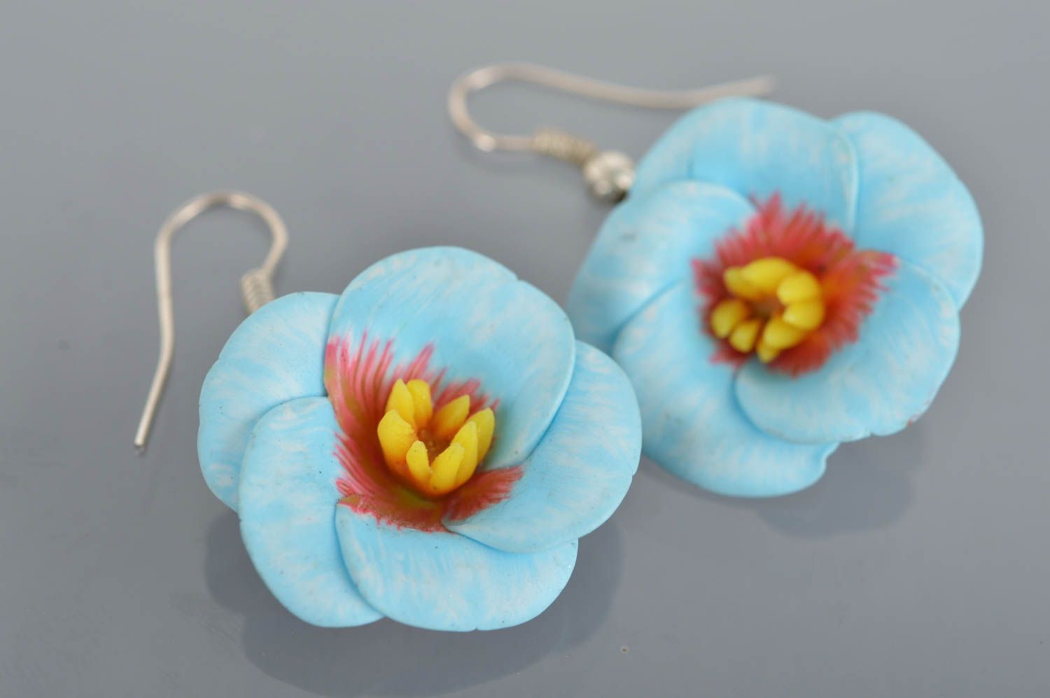 Boucles d'oreilles en pâte polymère délicates faites main grandes Fleurs bleues photo 2