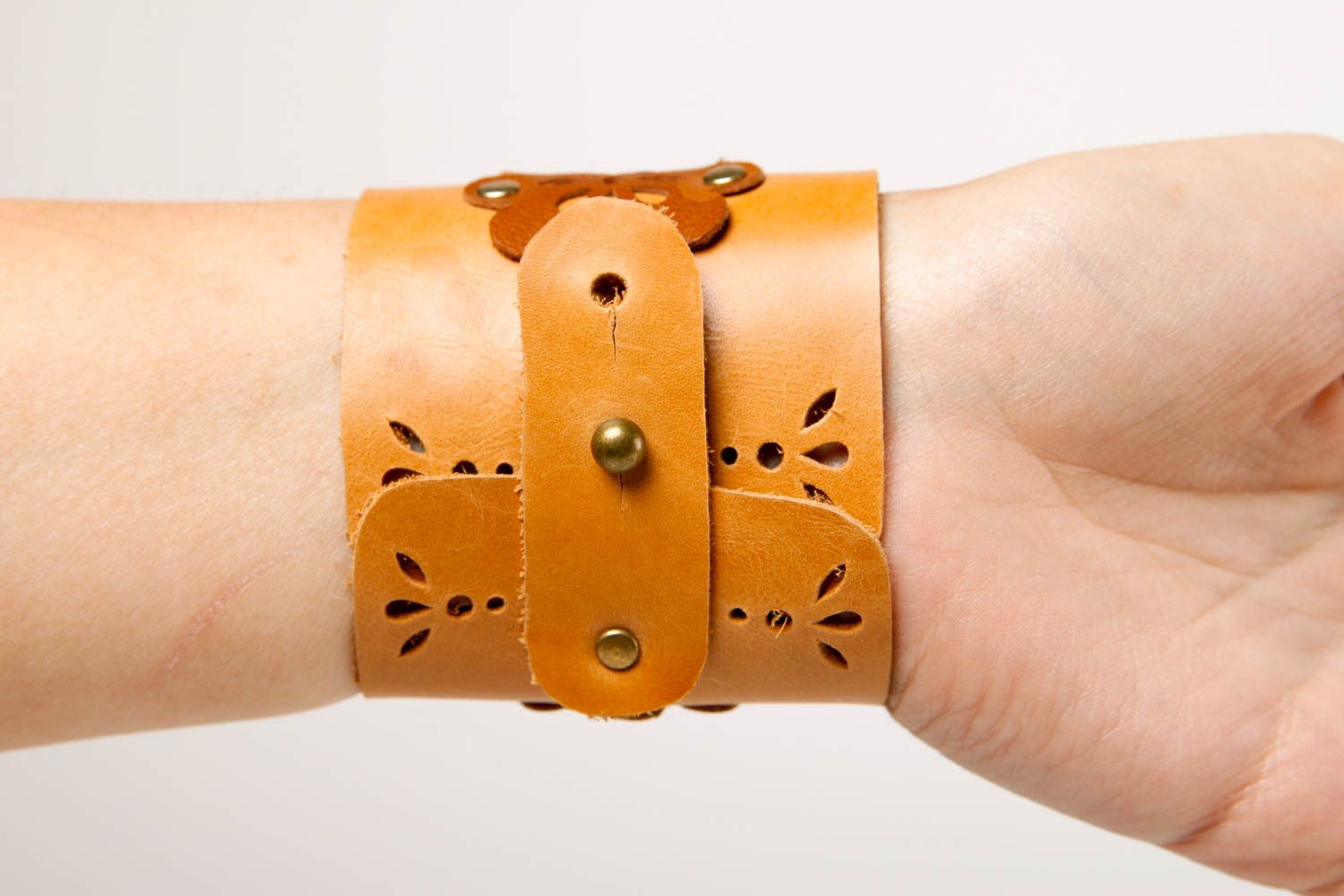 Armband mit Nieten handmade Designer Accessoire breites Lederarmband für Damen foto 2