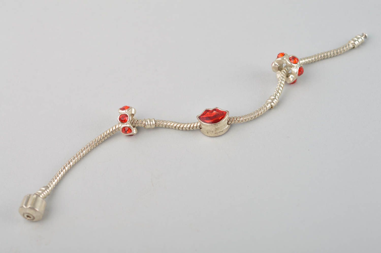 Bracelet métal design mode Bijoux fait main Idée cadeau femme rouge lèvres photo 5