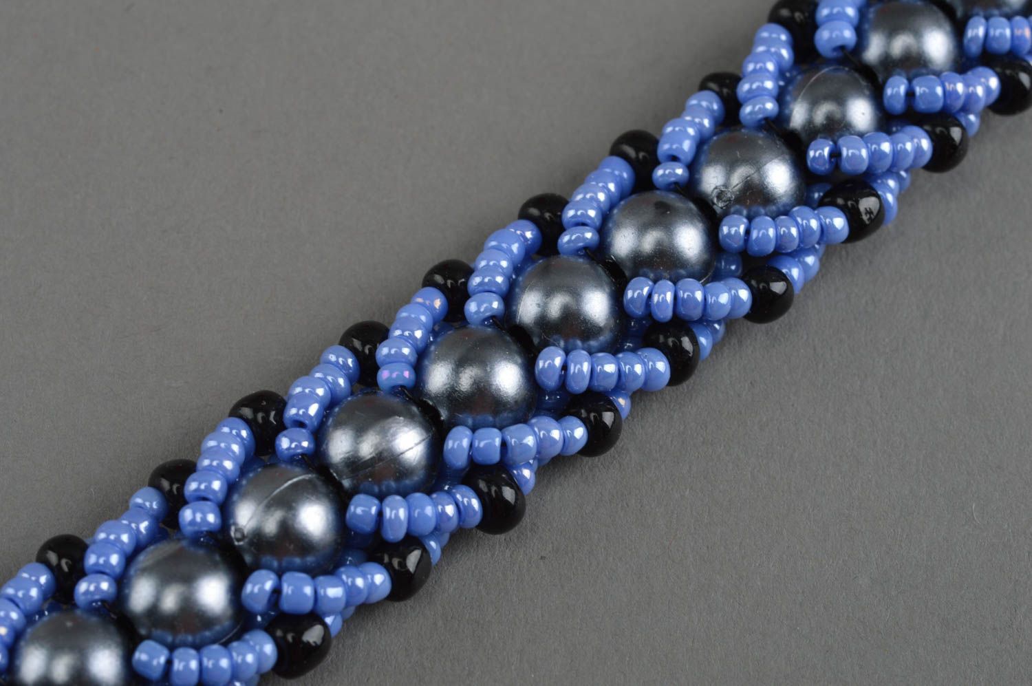 Bracelet en perles de rocaille et perles fantaisie fait main bleu gris original photo 5