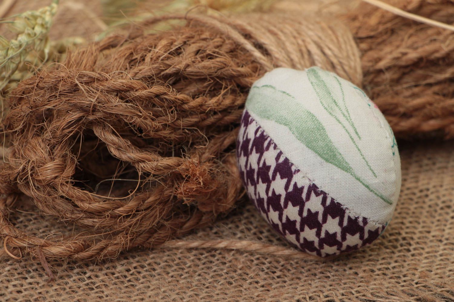Œuf décoratif mou fait main en tissu design original cadeau pour Pâques photo 1