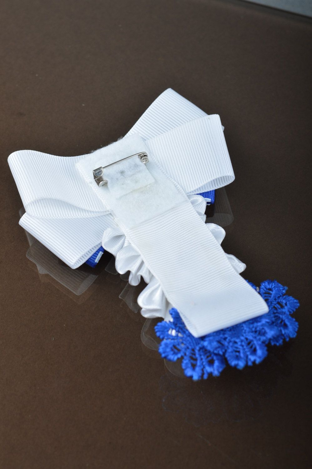 Broche en rubans de reps originale faite main design de couleur bleu blanc photo 5