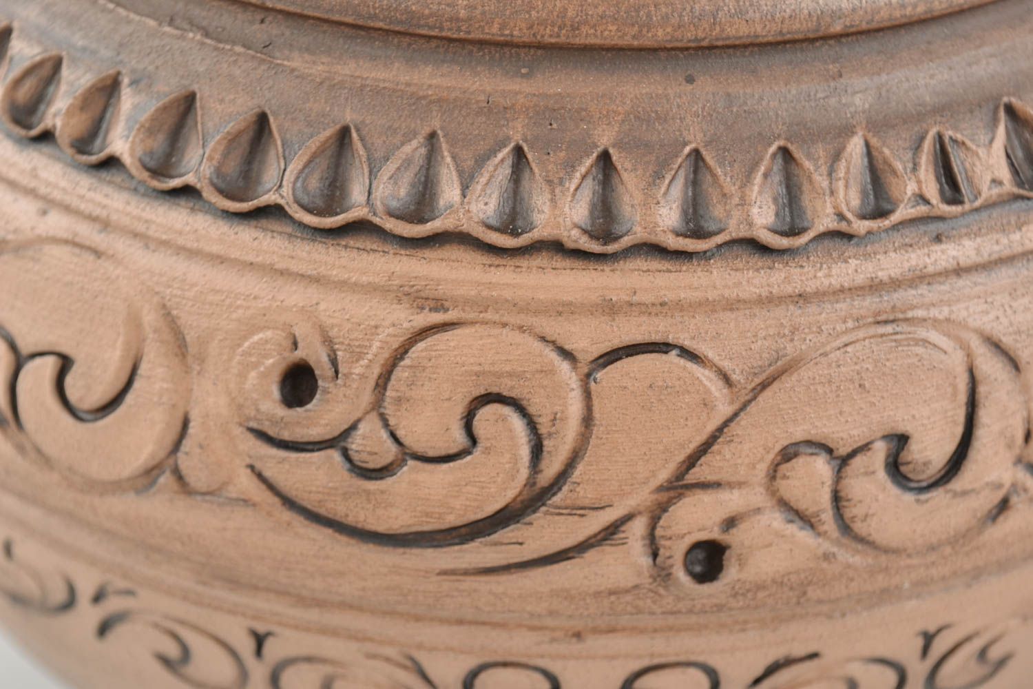 Belle cruche céramique 75 cl faite main brune avec ornements vaisselle écolo photo 3