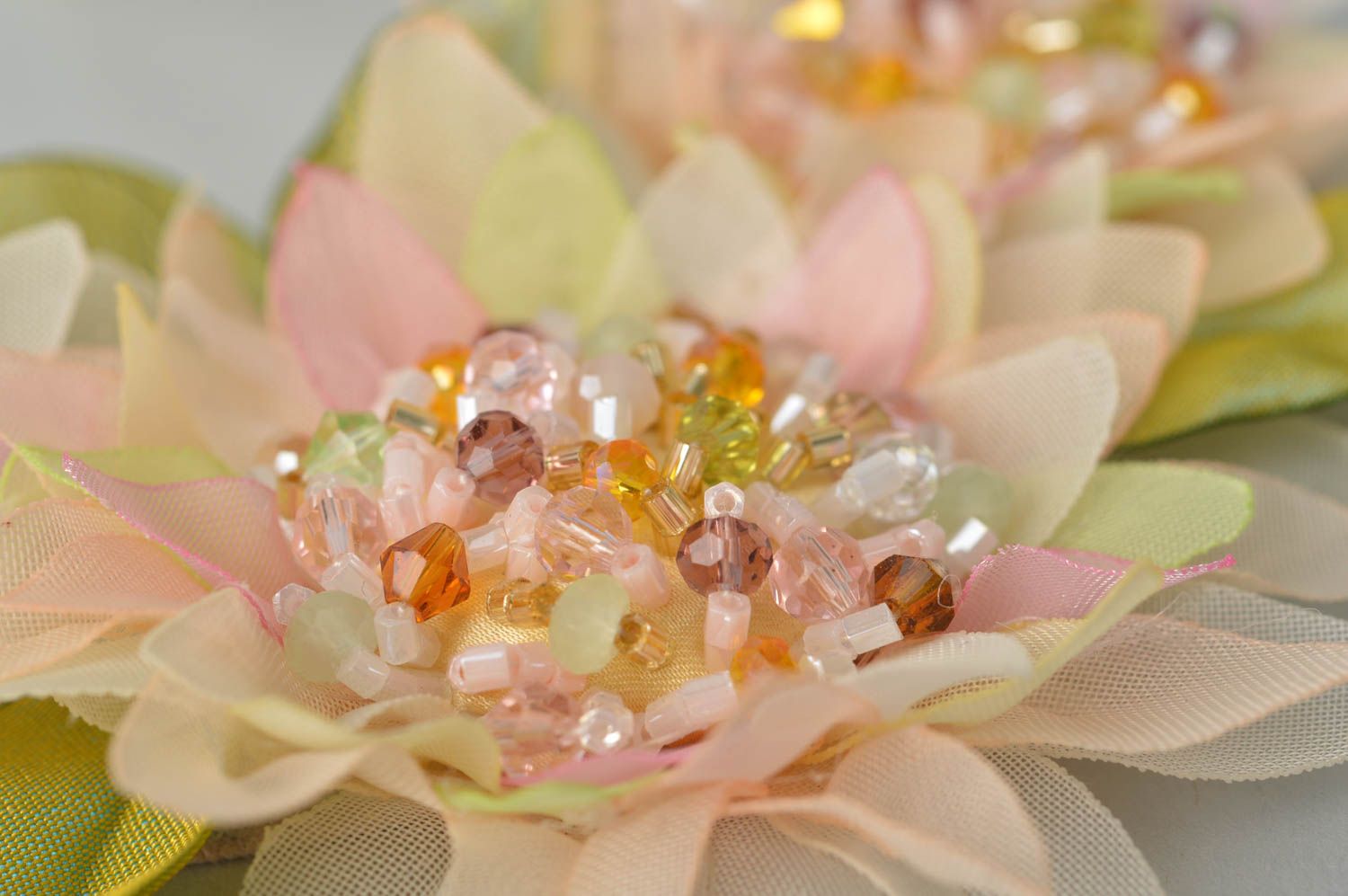 Кожаное колье подарок ручной работы массивное ожерелье в виде хризантем из шелка фото 4