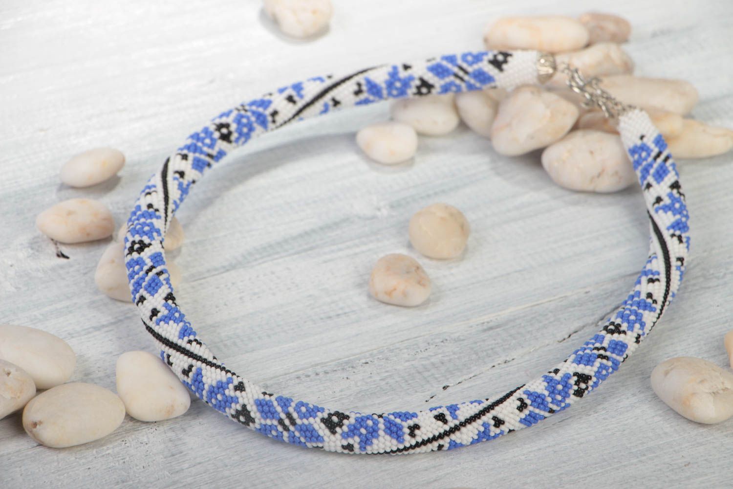 Accessoire ethnique collier en perles de rocaille blanc bleu fait main bijou photo 1
