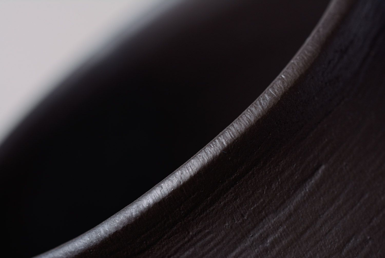 Taza de arcilla hecha a mano de cerámica negra ahumada 300 ml foto 5