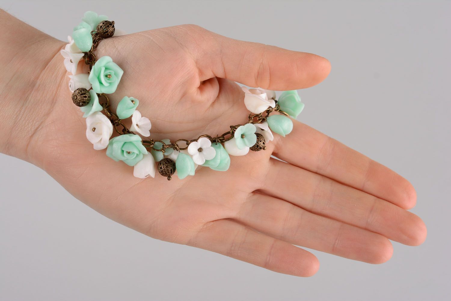 Handgemachtes Armband aus Polymerton mit Blumen foto 5