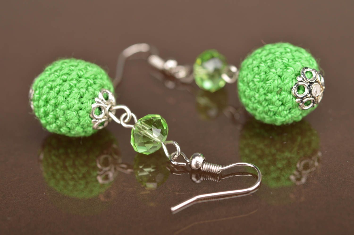 Longues boucles d'oreilles en tricot vertes faites main avec perles à facettes  photo 3