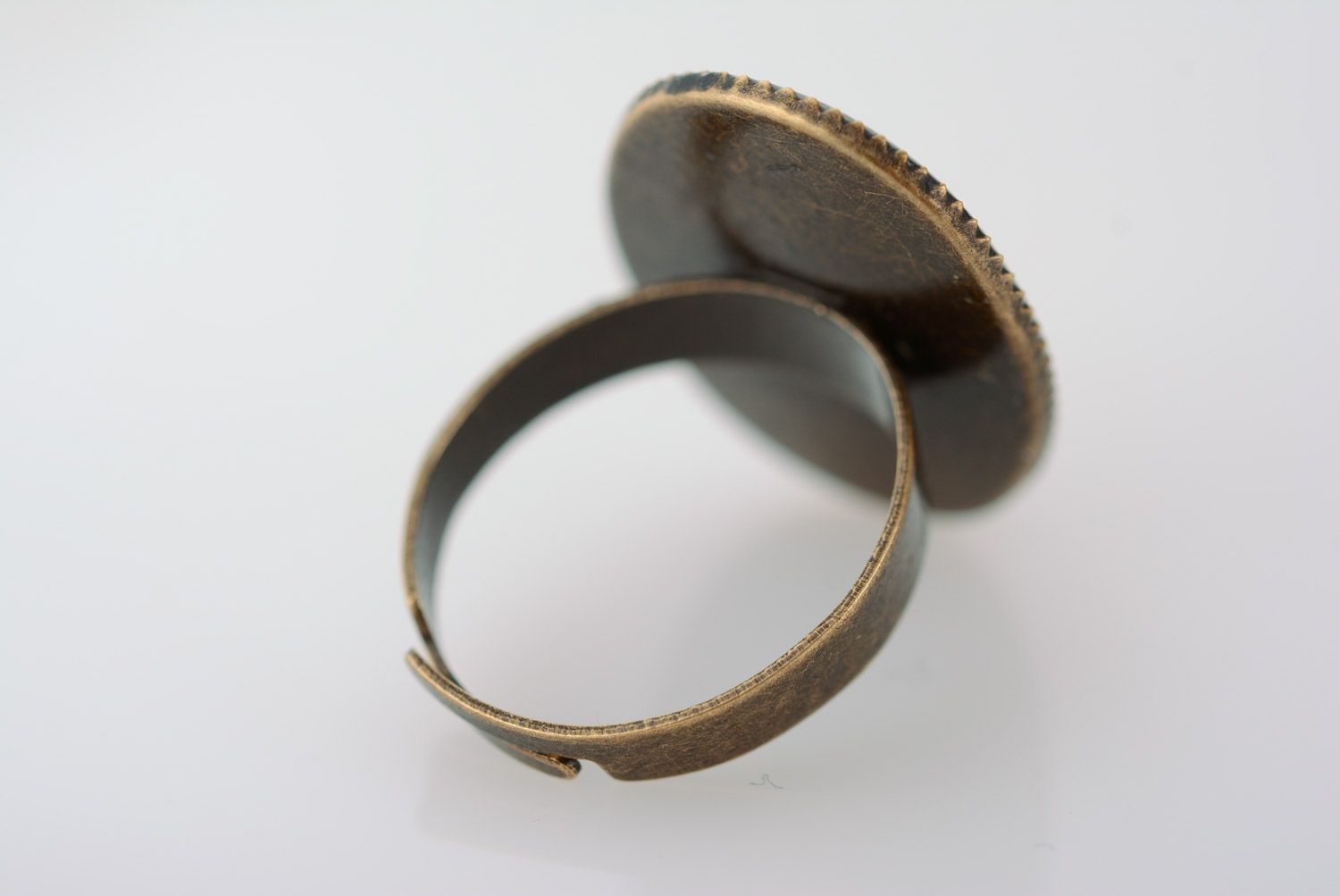 Черное овальное кольцо с цветком в эпоксидной смоле ручной работы женское фото 3