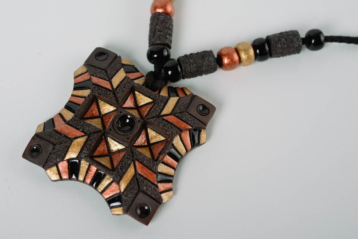 Глиняная подвеска с роспись эмалями ручной работы на синтетическом шнурке красивая фото 2