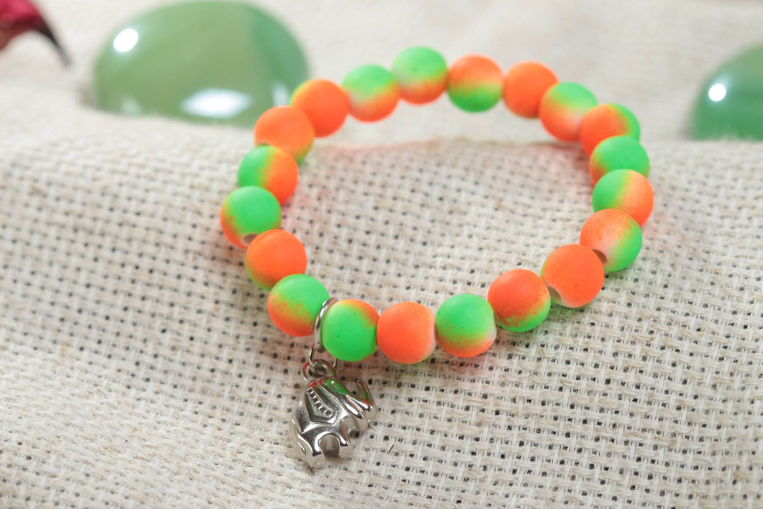 Bracelet pour fillette perles en plastique multicolores avec breloque fait main photo 1