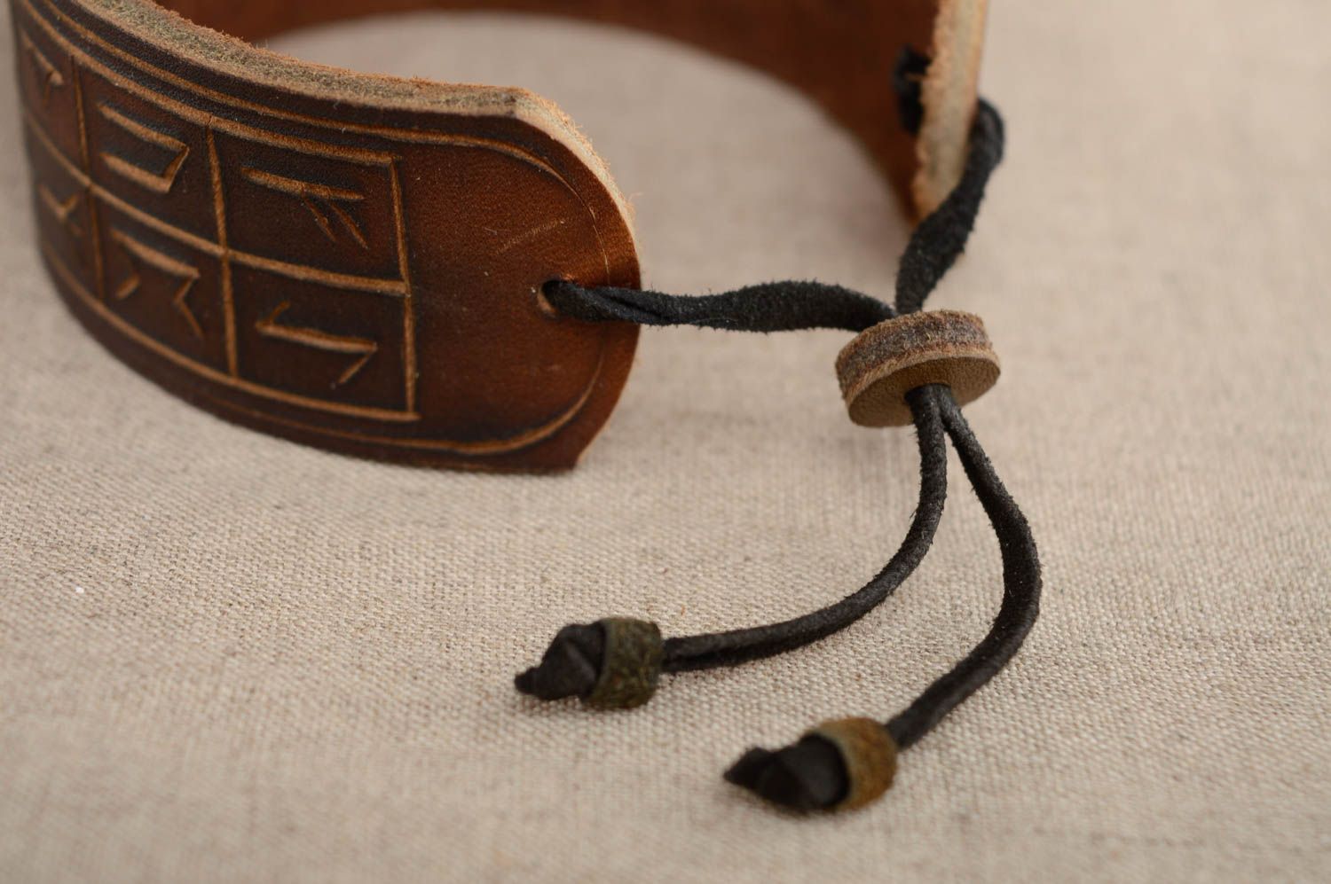 Bracelet en cuir naturel marron large avec runes fait main original photo 4