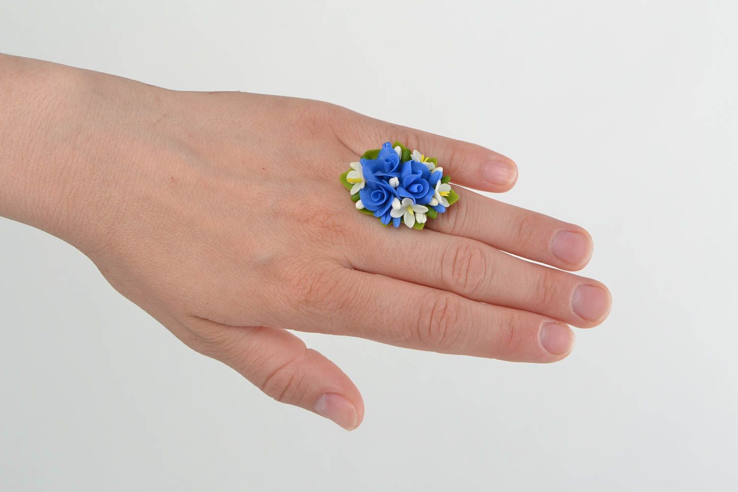 Кольцо с цветами из холодного фарфора ручной работы с регулируемым размером синее с белым фото 1