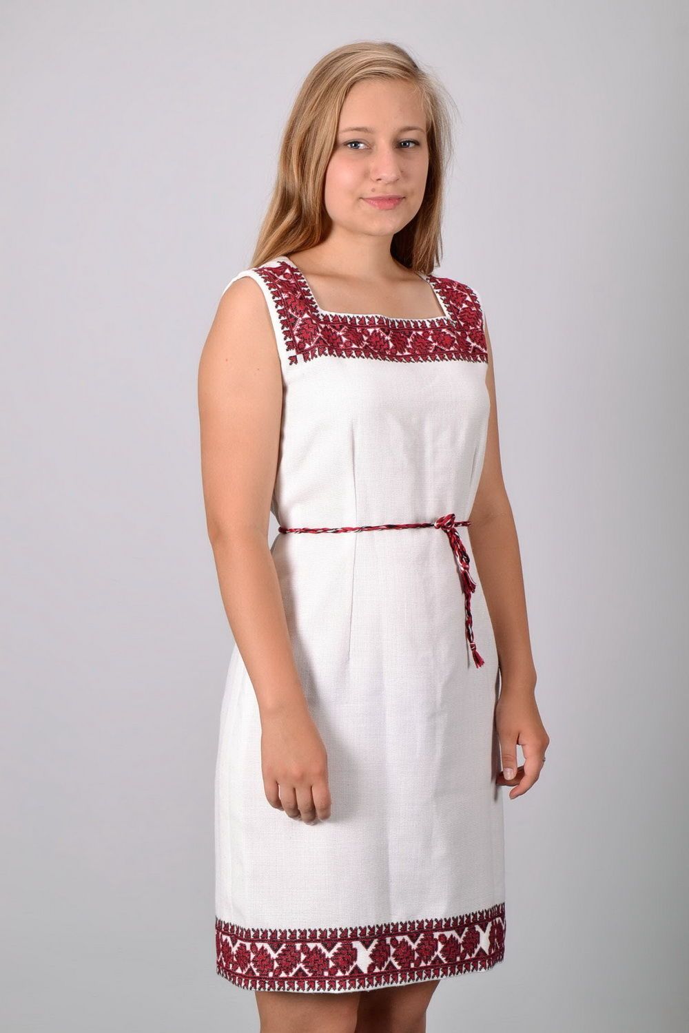 Kleid mit Kreuz-Stickerei foto 5