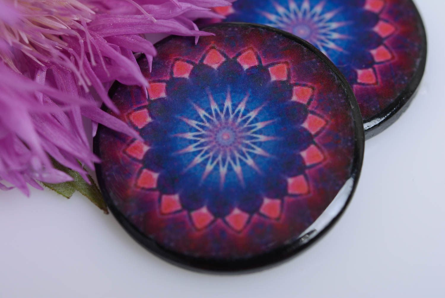 Dunkle runde Ohrringe aus Polymer Ton mit indischem Ornament in Decoupage schön foto 2