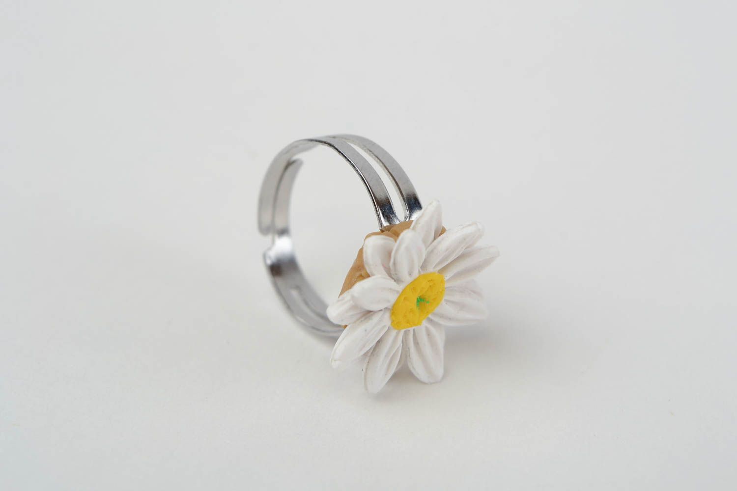 Кольцо цветок из полимерной глины в виде ромашки небольшое красивое хэнд мейд фото 4
