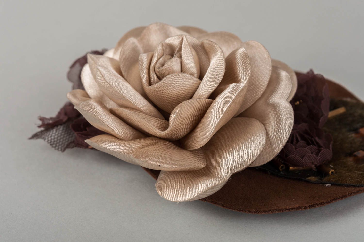 Красивая текстильная брошь цветок ручной работы стильная подарок девушке фото 5