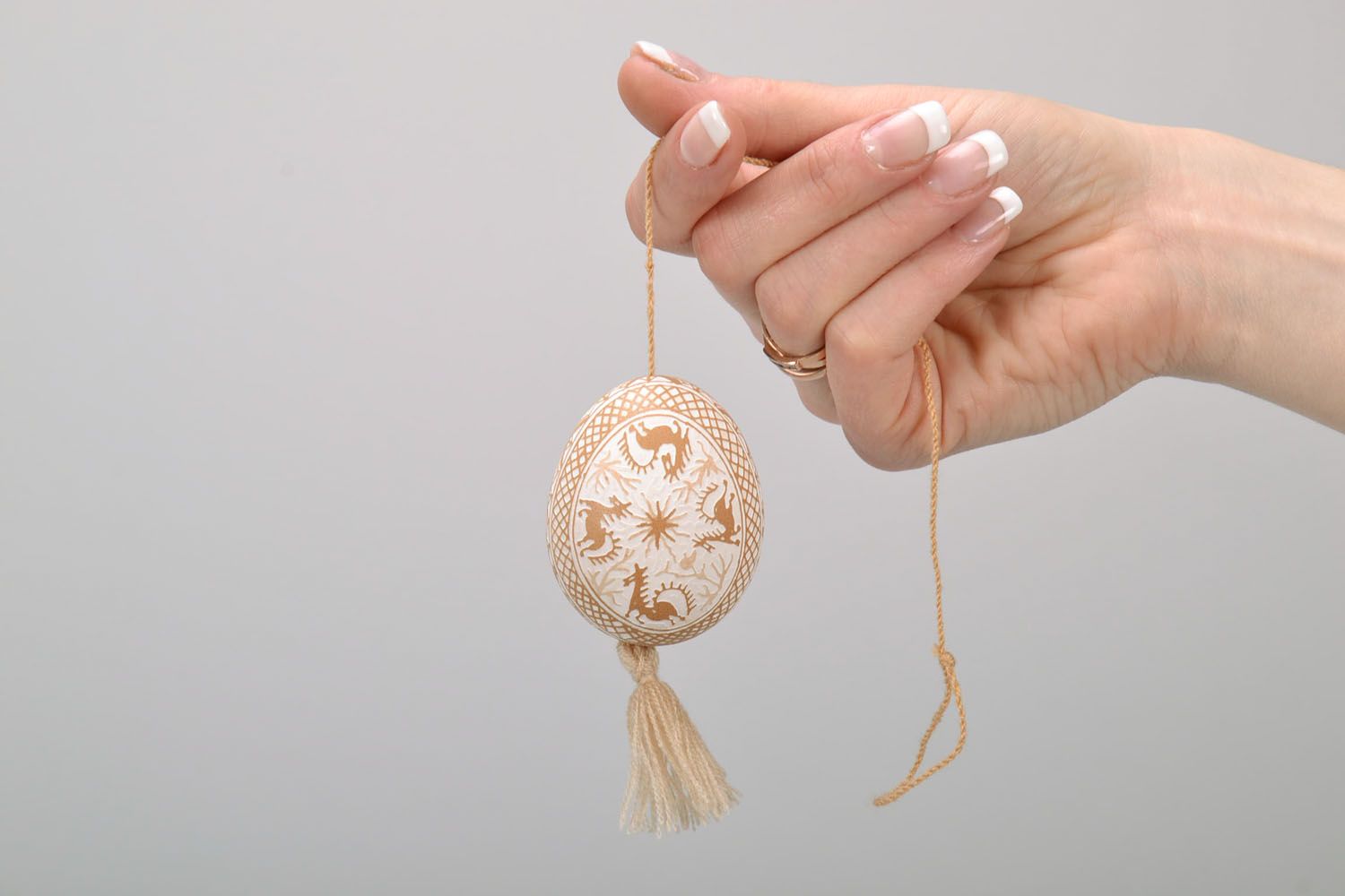Huevo de Pascua en un cordón, pisanka artesanal foto 1