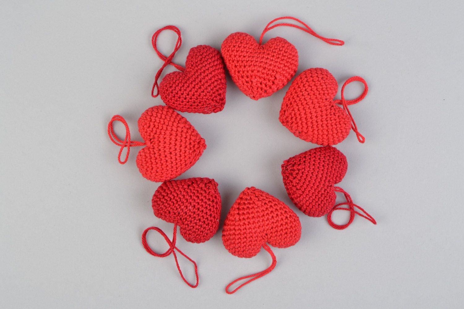 Подвески для интерьера в виде вязаных сердечек набор 7 шт красные ручной работы фото 3