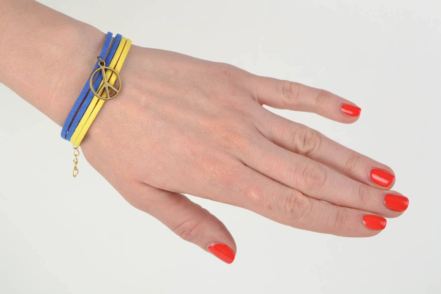Handgemachtes blau gelbes Armband aus Wildleder mit Anhänger Peace Zeichen  foto 2