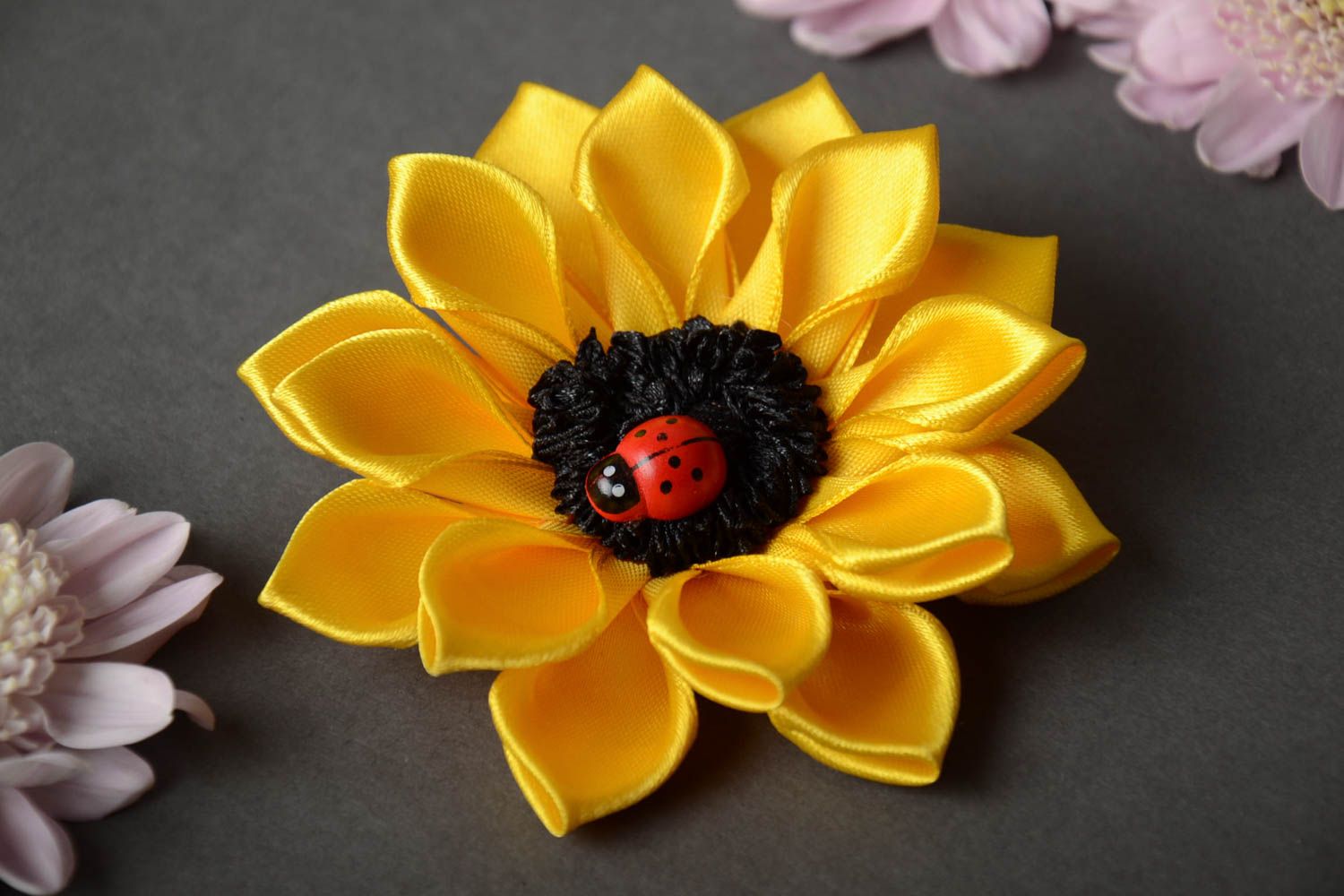Flor de cintas de raso artificial amarilla para accesorio artesanal  foto 1
