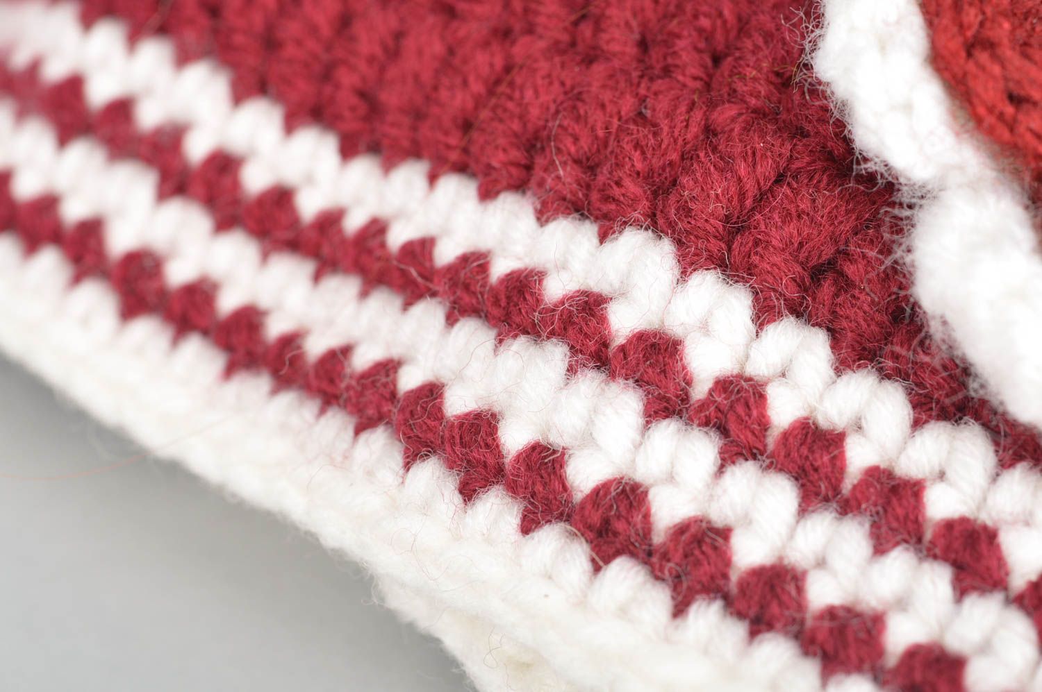 Bonnet tricot fait main Bonnet en laine rouge foncé avec fleur Vêtement enfant photo 4
