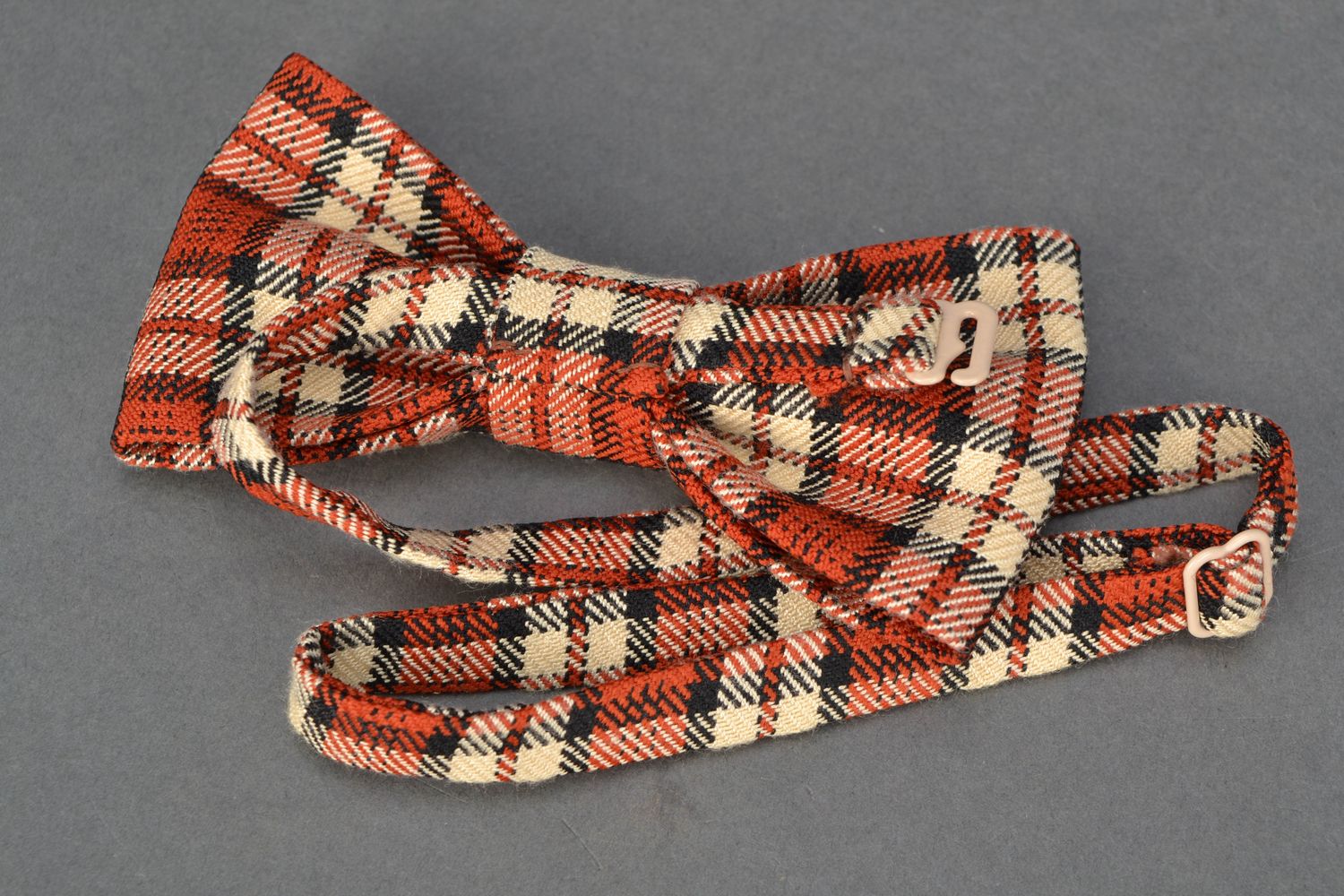 Текстильный галстук-бабочка в коричневую клетку фото 4
