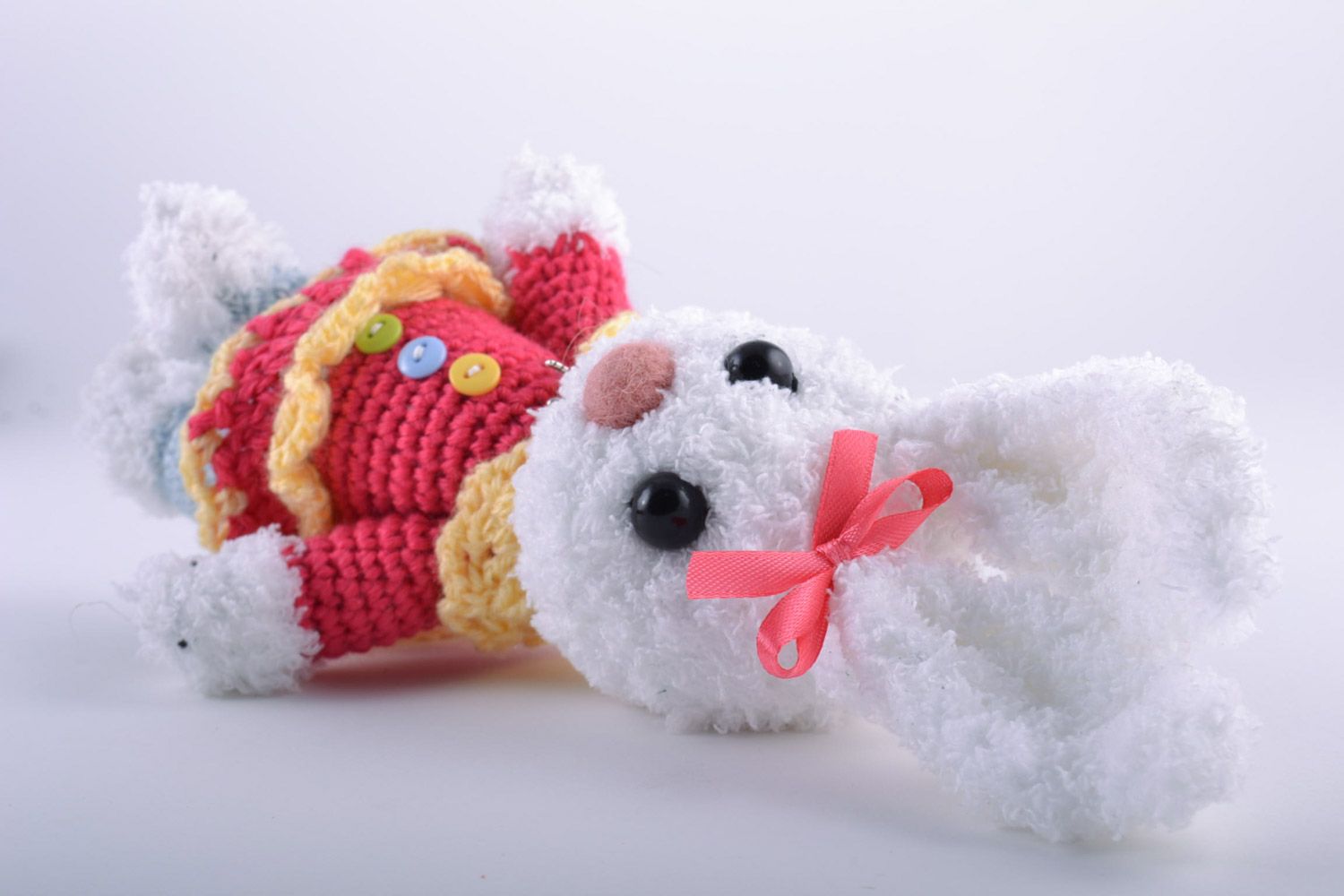 Handgemachtes schönes kuscheliges Spielzeug Hase aus Wollfaden im Kleid für Kinder foto 4