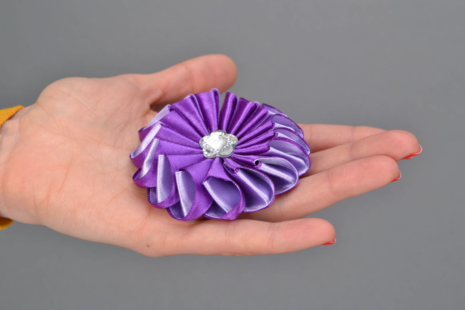 Flor decorativa violeta en técnica de kanzashi foto 2