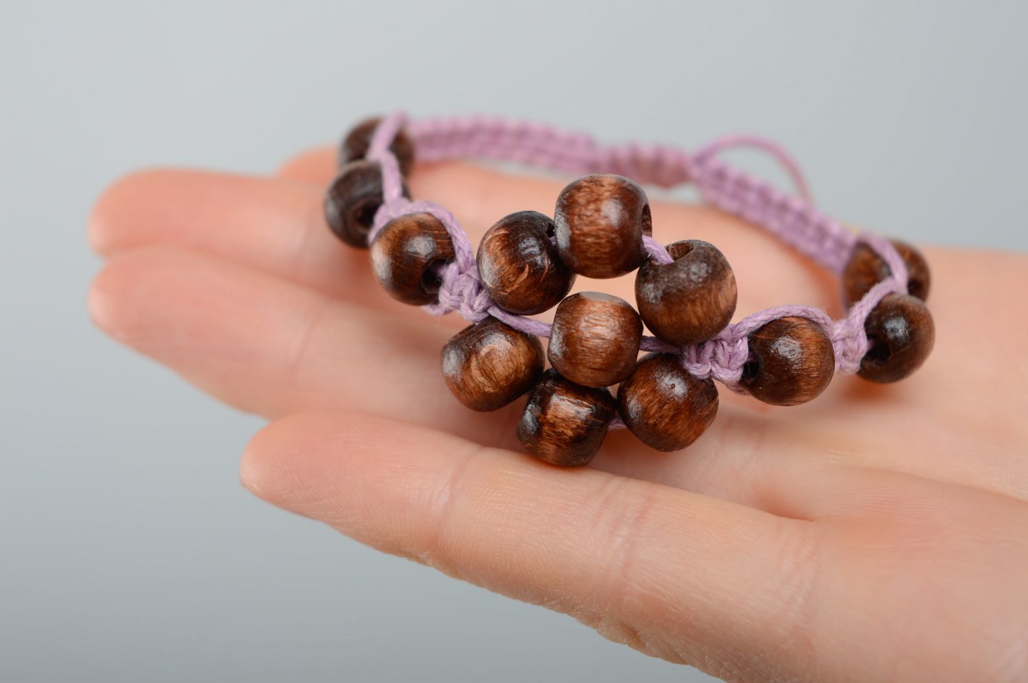 Плетеный браслет макраме из деревянных бусин и вощеного шнурка с цветочком фото 3