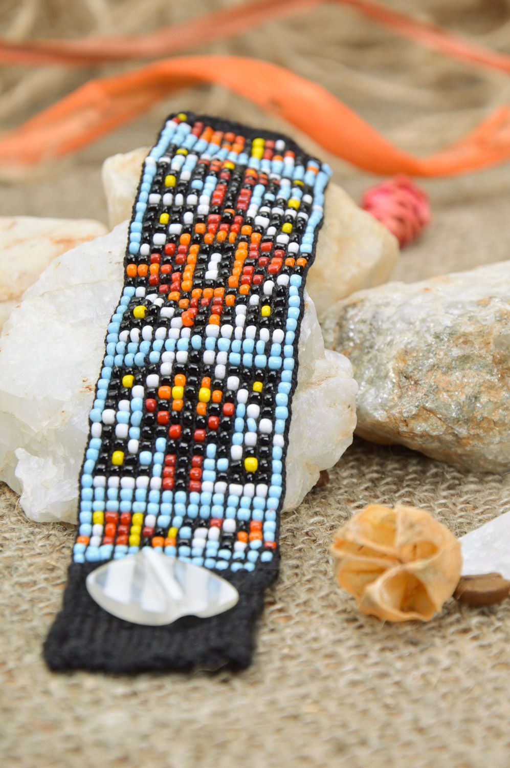 Bracelet fait main en perles de rocailles design original avec ornement photo 1