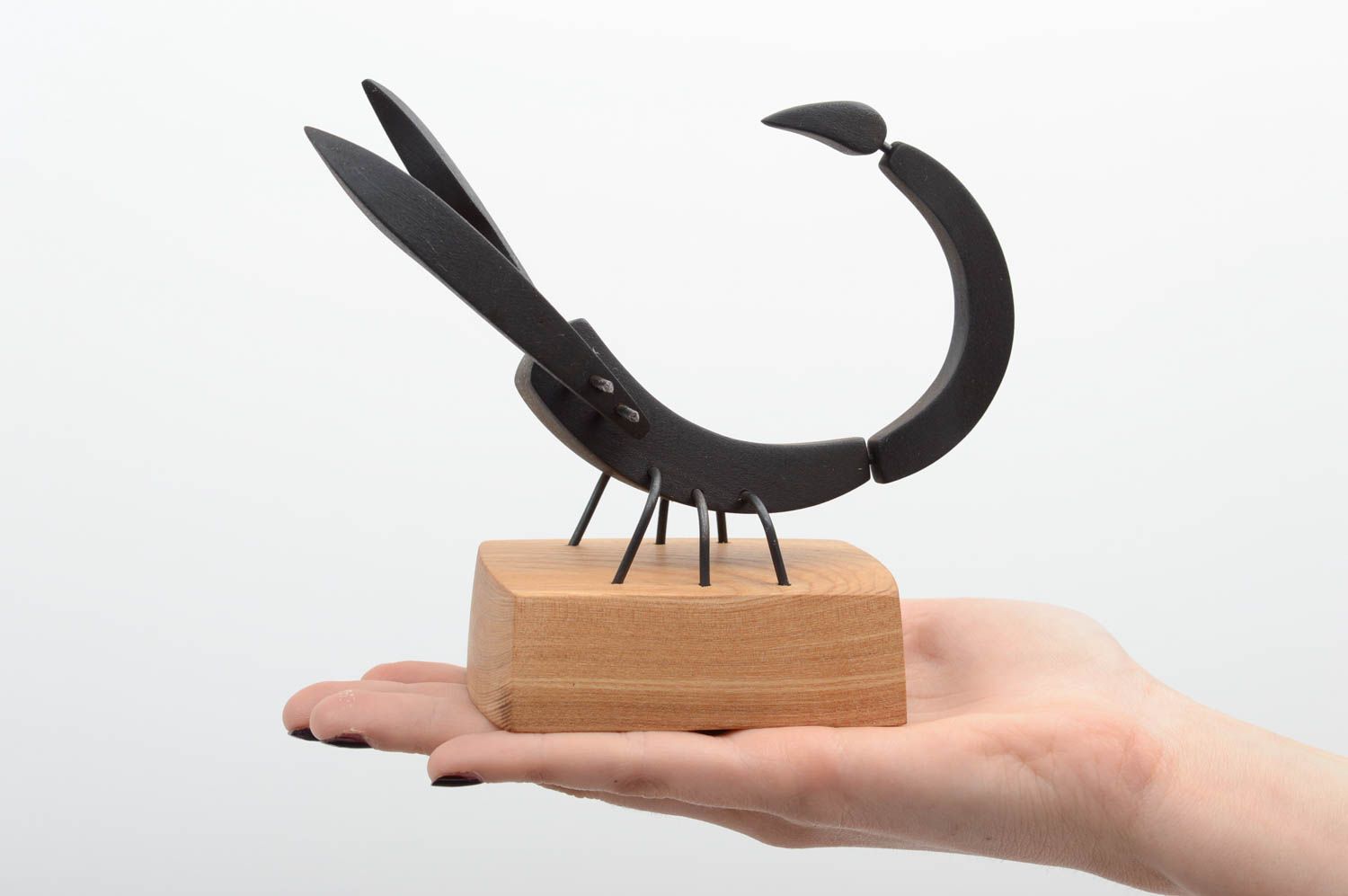 Figurine scorpion fait main Statuette déco Cadeau original noire souvenir bois photo 5
