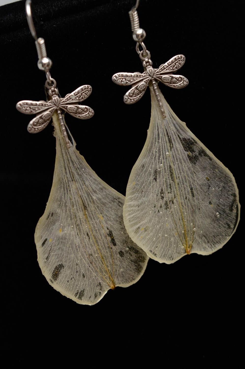 Pendientes hechos a mano con flores naturales de astromelia en resina epoxi foto 2