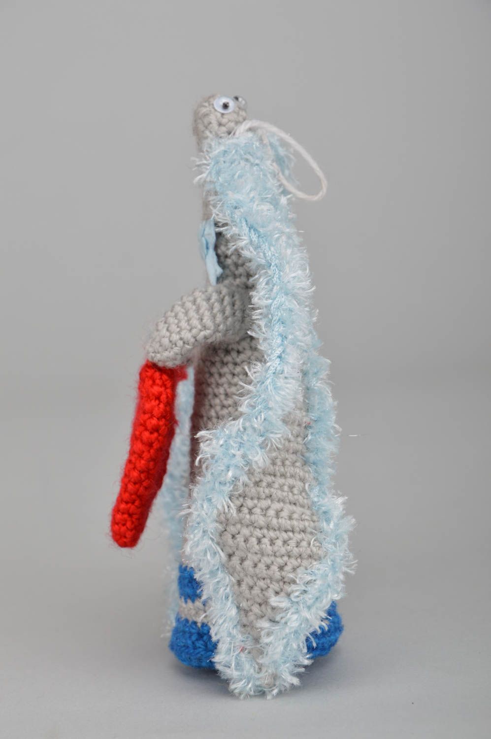 Peluche lapin gris avec coeur rouge tricotée au crochet faite main romantique photo 3