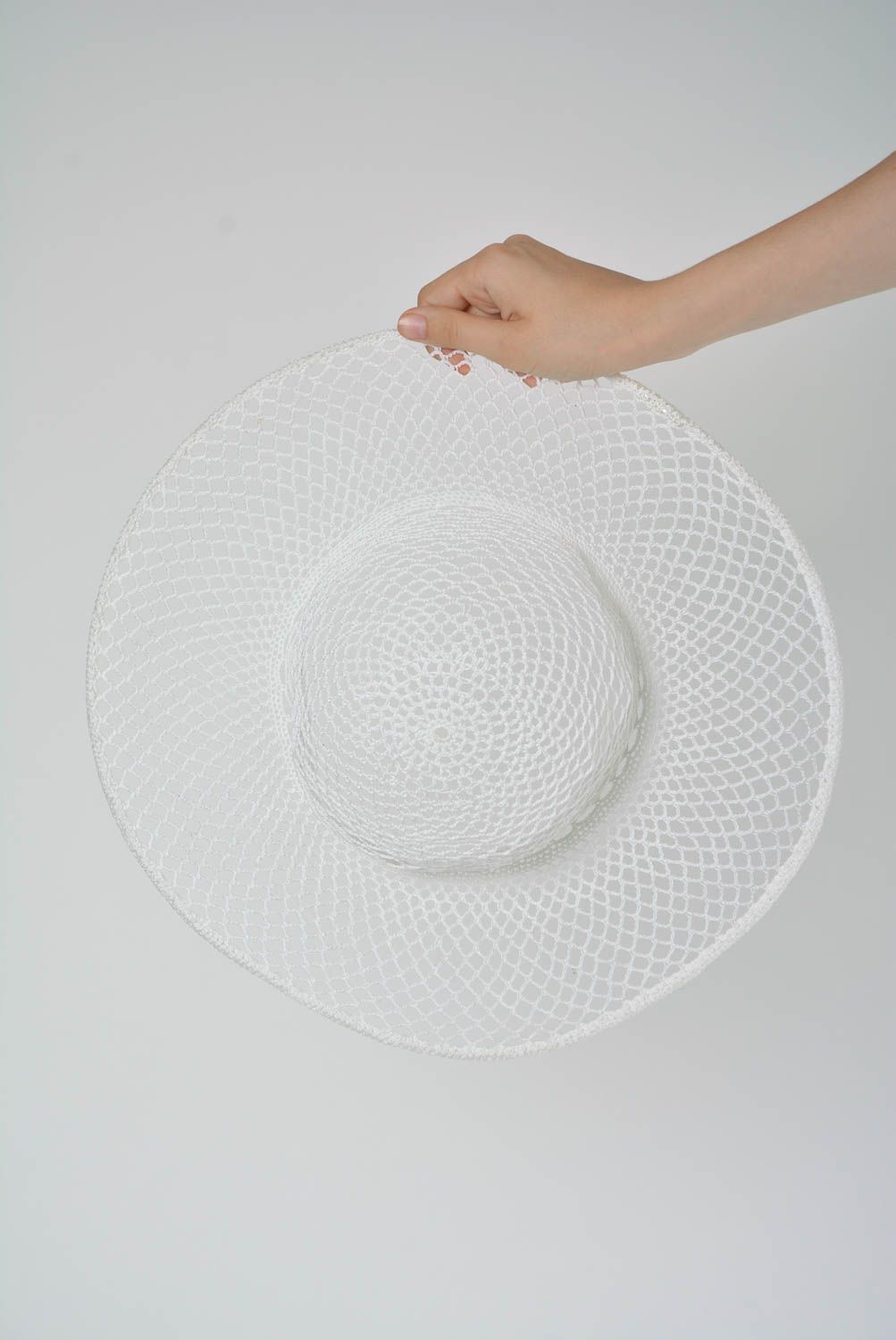 Chapeau de plage blanc ajouré tricoté en viscose avec des aiguilles fait main photo 2