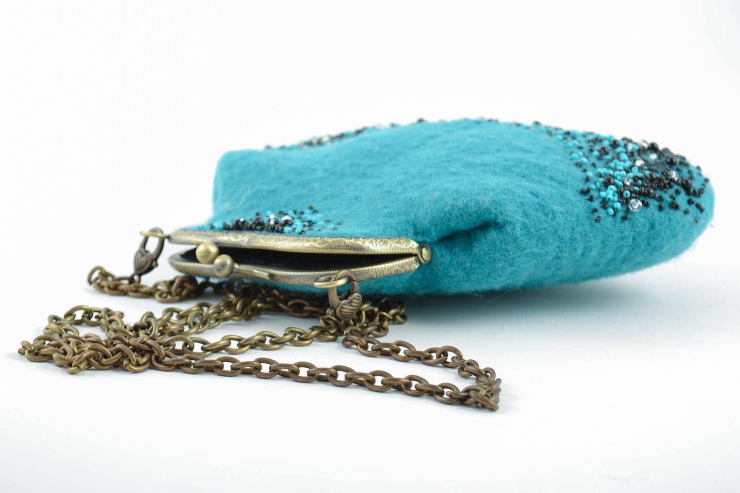 Голубая сумочка в технике валяния из шерсти ручной работы расшитая бисером фото 5