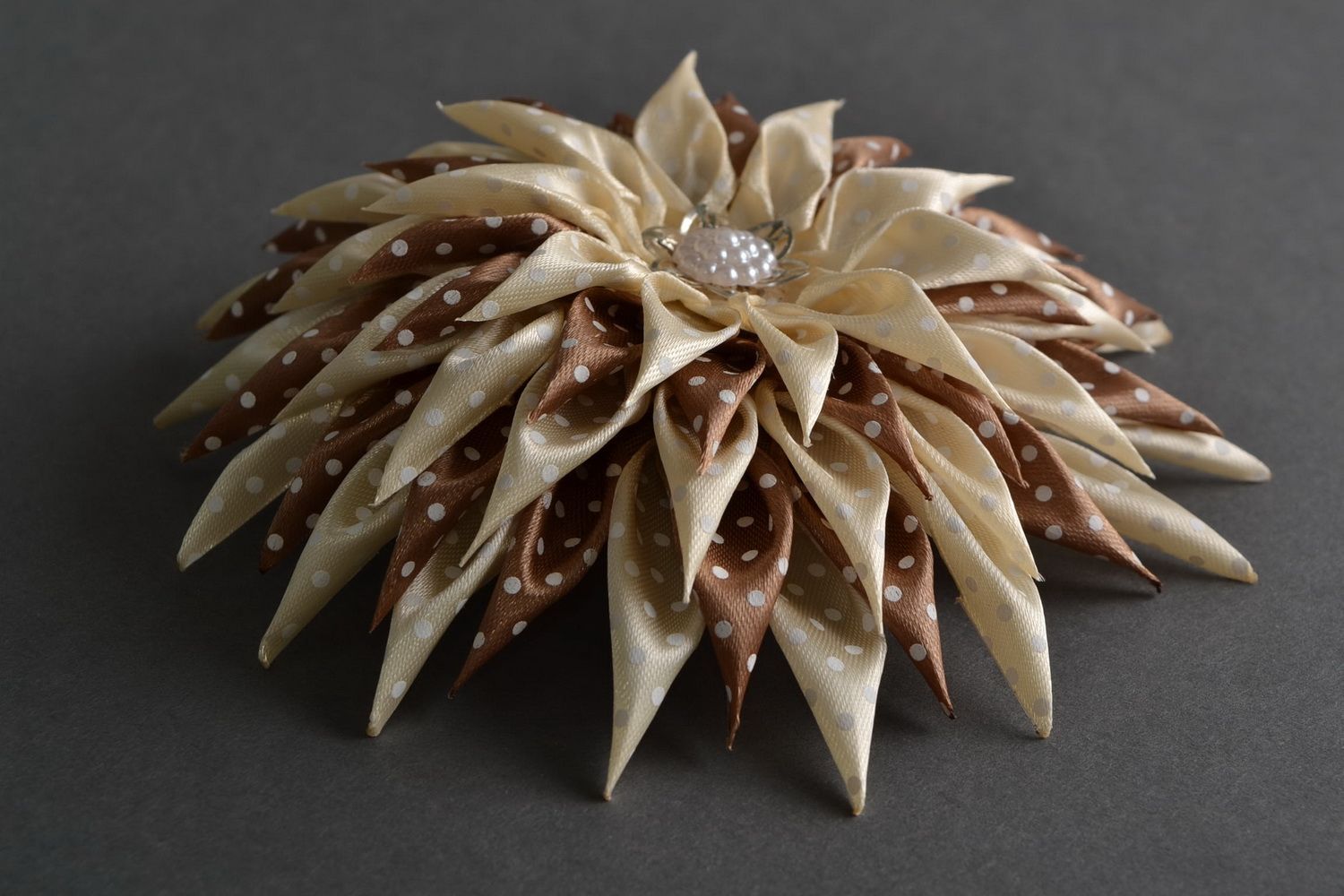 Schönes beige Haargummi mit Blume aus Atlasbändern in Kanzashi Technik foto 1