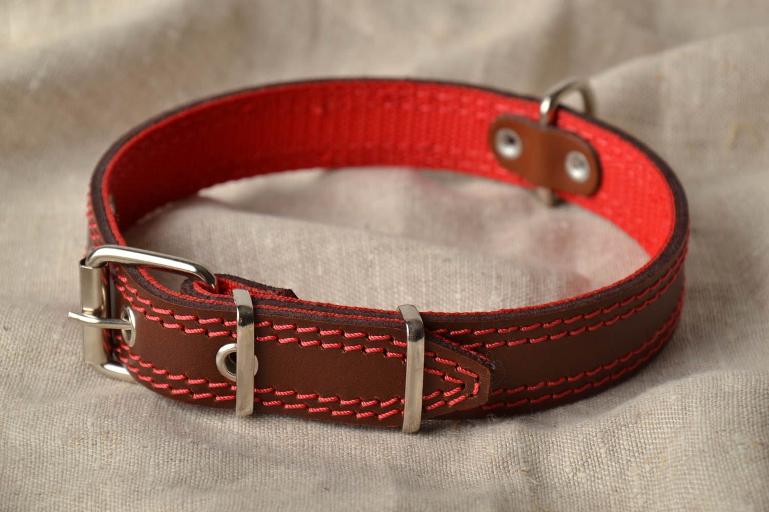 Collier de chien original fait main en cuir naturel de couleur rouge accessoire photo 1