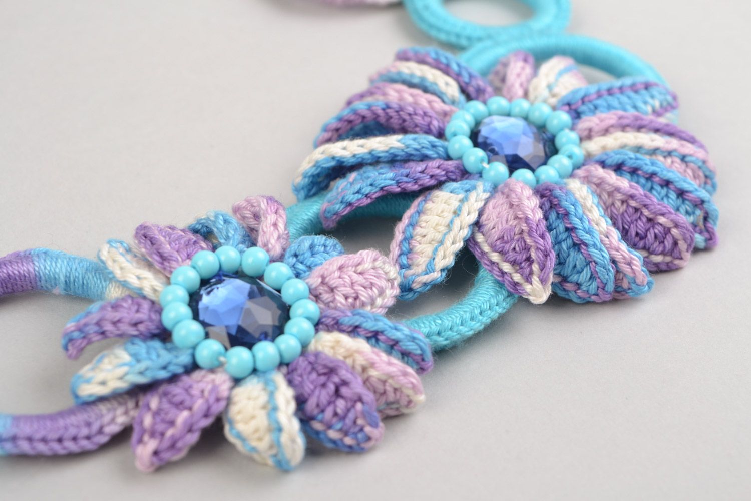 Колье плетеное из ниток с кольцами разноцветными с цветами красивое ручной работы фото 4